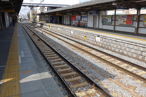 枕木交換が完了した三郷駅構内