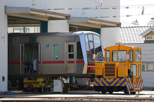 台車の取り外し作業が行われる