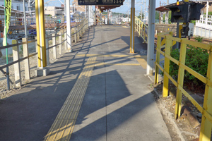 アスファルトの切れ目