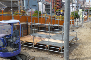 通路の組み立てが進行中