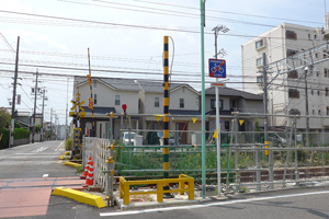 小幡2号踏切に設置された警報機の柱
