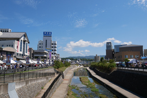 多くの人賑わう廉売市