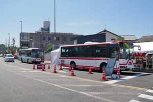 バス停は瀬戸川対岸に