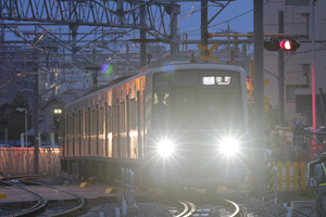 始発列車通過