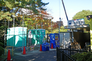 仮設トイレ建設中