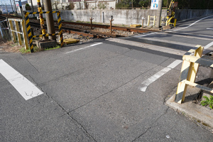 三郷4号踏切の路面