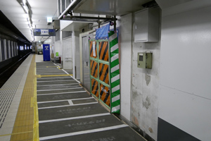 トイレ前の仮囲い撤去