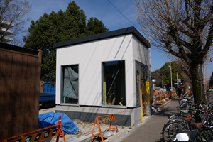地上のエレベーター建屋