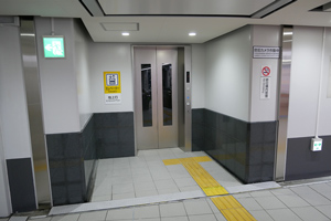 地下のエレベーター周辺の様子