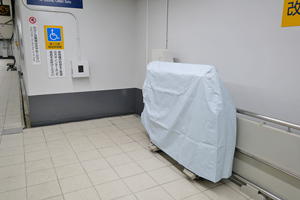 1番線ホームの昇降機
