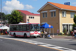 バス停は瀬戸川対岸に