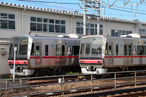 ステッカーが貼られた4005F、4015F