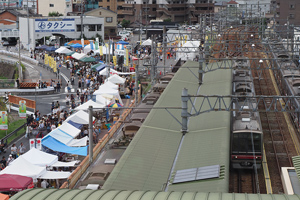 多くの人で賑わう祭会場