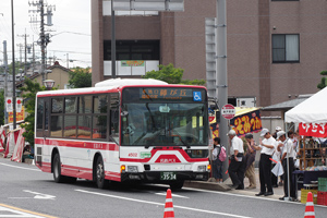 バス停は瀬戸川対岸に