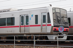 マークが貼られたク4104