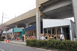 高架下に建てられた店舗
