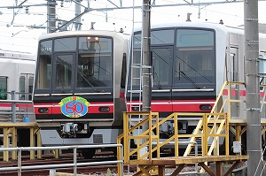 合併80周年のマークが貼られたク4015