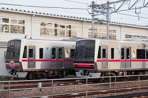 ステッカーが掲出された4018Fと4008F