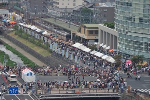 多くの人で賑わう祭会場
