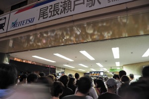 改札口前は大混雑