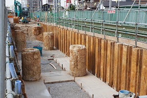 基礎杭が露出