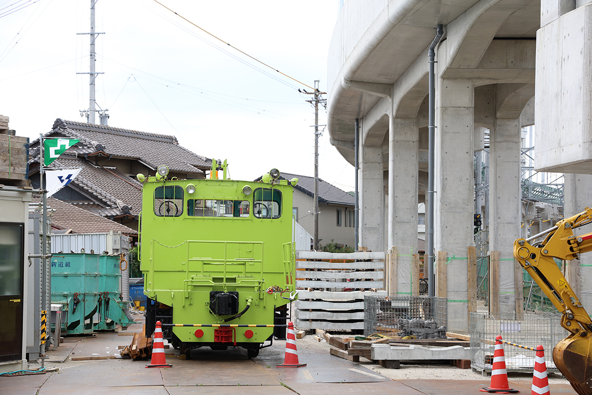 モーターカーが搬入された小幡5号踏切横資材置き場