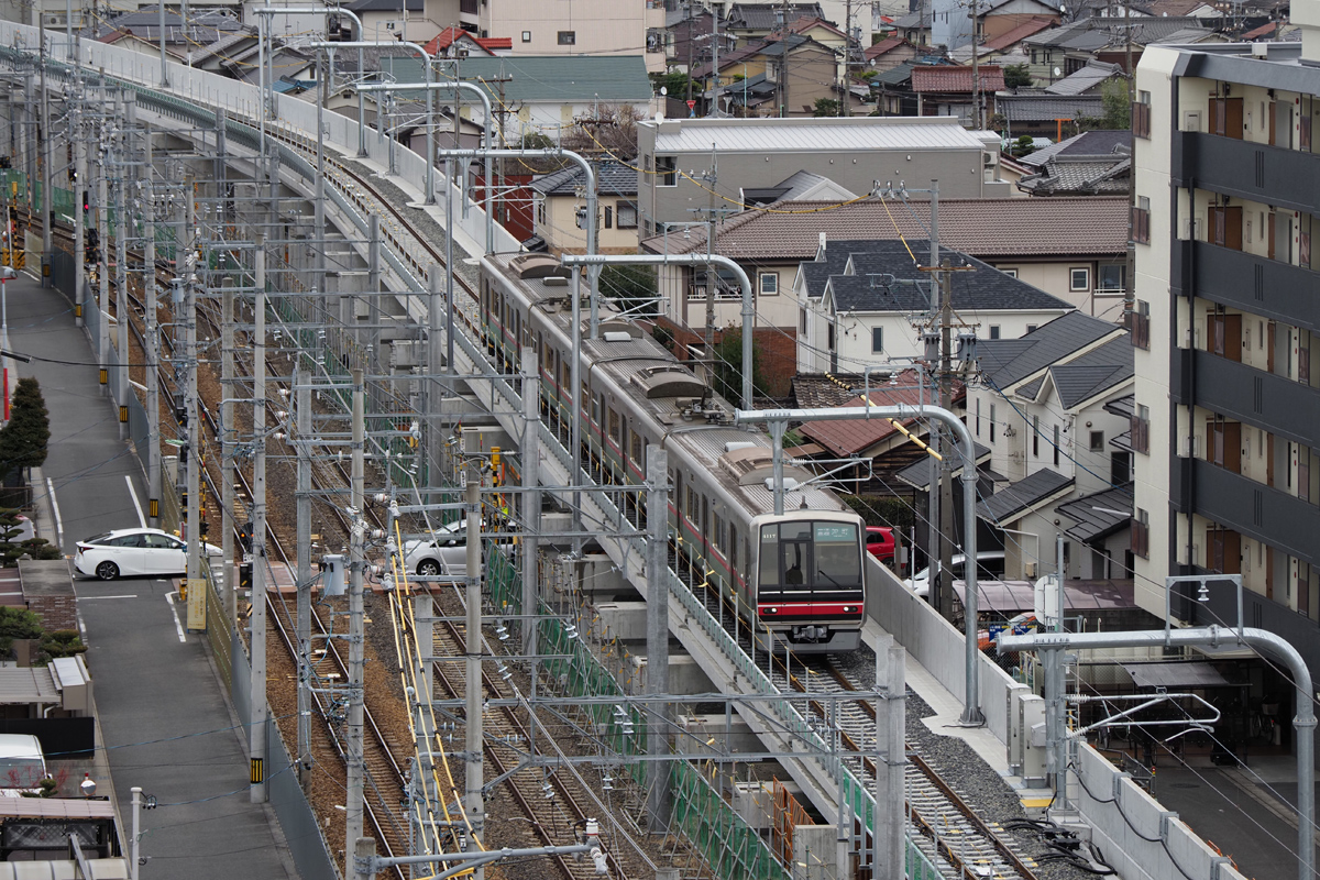 高架線を走る上り列車