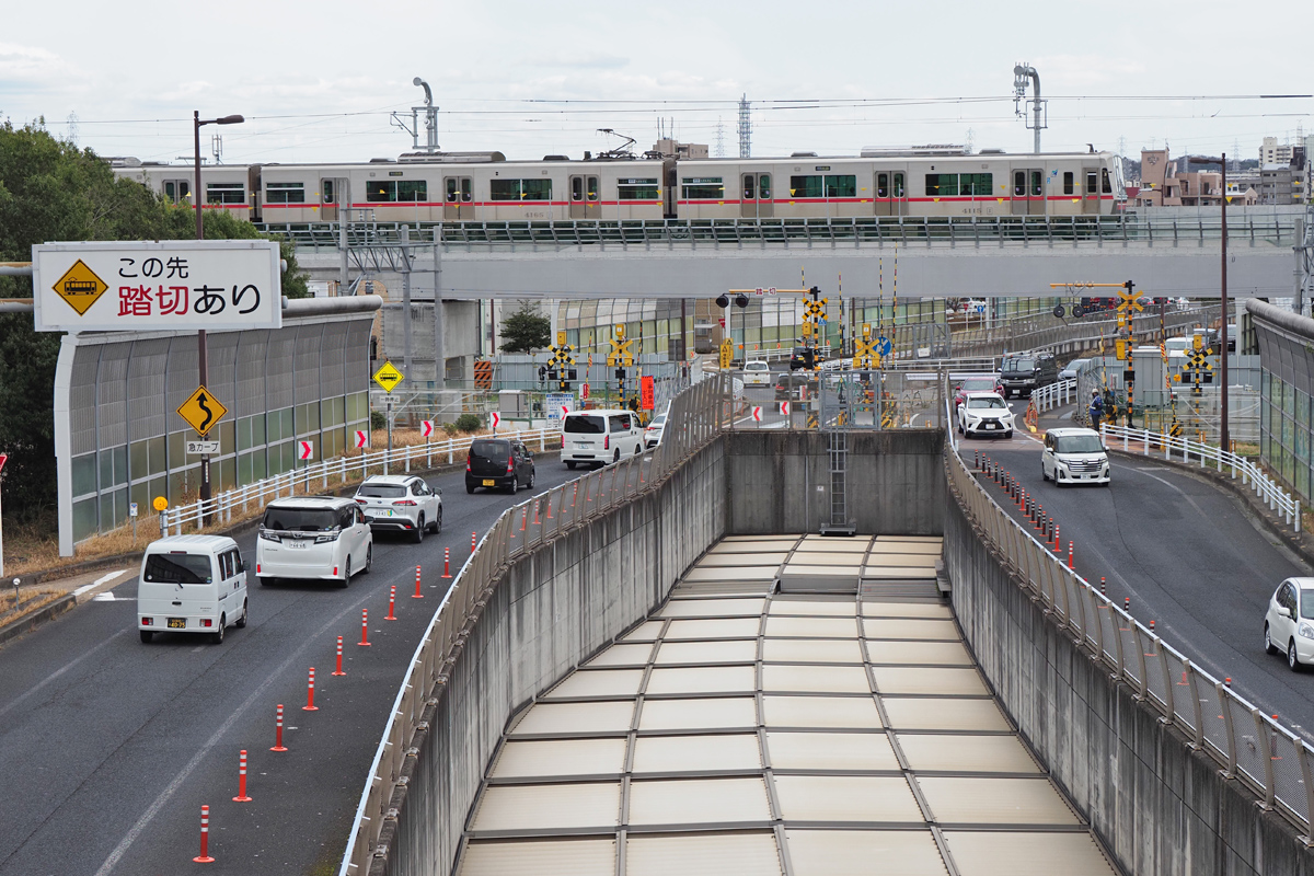 高架線を走る上り列車