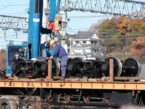 台車を降ろす作業が始まる