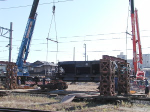 車体をクレーンで吊り上げる