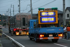 細い路地を行く