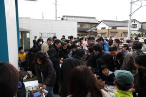 大賑わいのグッズ販売