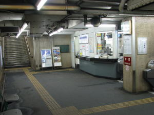 東大手駅改札前