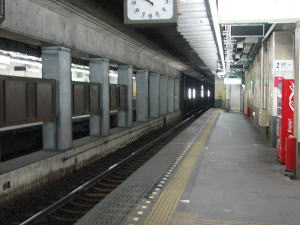 東大手駅ホーム尾張瀬戸方
