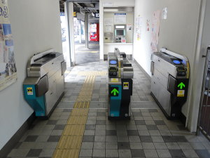 東改札口